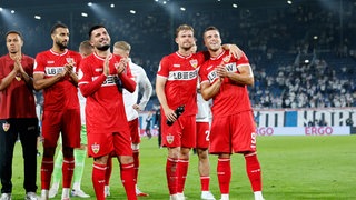 Spieler des VfB Stuttgart nach dem Sieg in Rostock klatschend vor der Fankurve