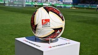 Ein Fußball mit dem Logo der 2. Fußball-Bundesliga.