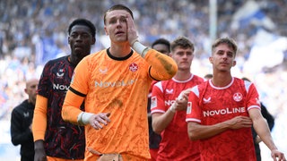Frustrierte Spieler des 1. FC Kaiserslautern nach der Niederlage in Magdeburg