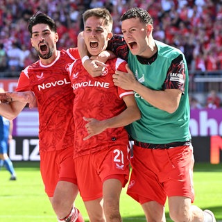 Mario Sauer (2.v.r.) bejubelt sein Tor für den FCK gegen Darmstadt