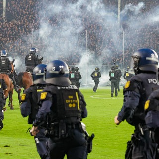 Krawalle beim DFB-Pokal-Spiel-zwischen Waldhof Mannheim und dem FCK. 