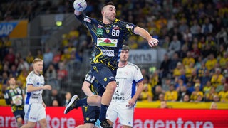 Jannik Kohlbacher (Rhein-Neckar Löwen) bei Sprungwurf