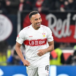 Jamie Leweling (VfB Stuttgart) jubelt über sein Tor.
