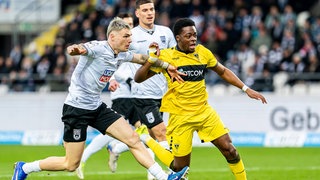 Pierre Nadjombe (Alemannia Aachen) im Zweikampf mit Niklas Koelle (SSV Ulm)