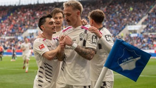 Paul Nebel jubelt mit Phillip Tietz über sein Tor gegen Hoffenheim