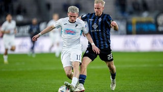 Zweikampf im Spiel zwischen Waldhof Mannheim und der TSG Hoffenheim II