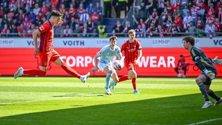 Mathias Honsak trifft für den 1. FC Heidenheim zur Führung gegen Union Berlin.