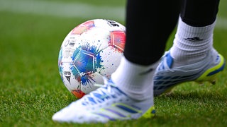 Fußballspieler beim Schießen des Balles