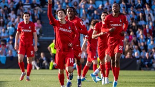 Freiburgs Fußballer bejubeln den Einzug ins Halbfinale der Europa League.