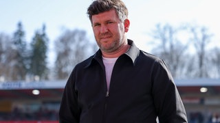 Andreas Schicker am Trainingsgeländer der TSG Hoffenheim im Interview.