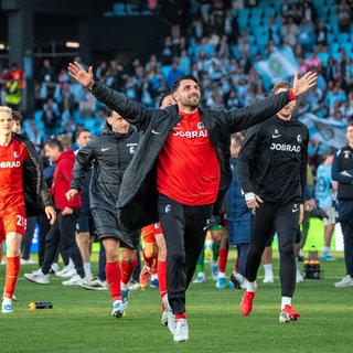 Grifo feiert Halbfinaleinzug mit offenen Armen zu den Fans