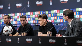 Julian Schuster (SC Freiburg, Trainer), Christian Günter (SC Freiburg, 30) und Maximilian Eggestein bei der Pressekonferenz vorm Europa League Finale