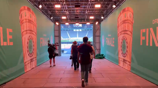 Berliner Olympiastadion und Weg in den Innenraum