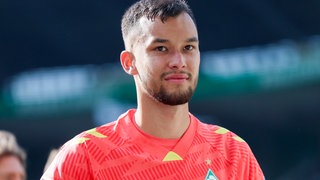 Der SC Freiburg hat einen neuen Torhüter verpflichtet. Der 22-Jährige Mio Backhaus kommt für kolportierte 15 Millionen Euro von Werder Bremen und ist damit der neue Rekordtransfer der Freiburger.