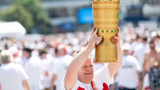 Fan des VfB Stuttgart mit DFB-Pokal-Kopie beim Fanfest auf dem Alexanderplatz