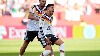 Nadiem Amiri feiert den 2:1-Sieg der DFB-Elf bei der FIFA-WM 26 gegen die Elfenbeinküste mit Felix Nmecha.