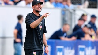 VfB-Coach Sebastian Hoeneß beim Spiel gegen die TSG Hoffenheim.