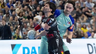Erik Balenciaga (MT Melsungen) und Robert Timmermeister (HBW Balingen-Weilstetten) im Zweikampf.