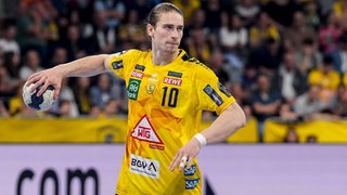 Juri Knorr (Rhein-Neckar Löwen) bei Wurf im Bundesliga-Spiel