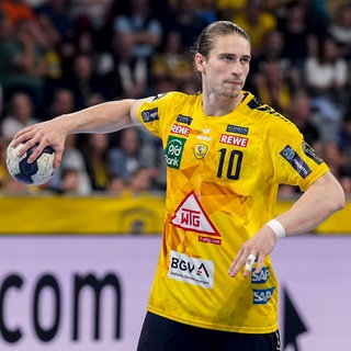 Juri Knorr (Rhein-Neckar Löwen) bei Wurf im Bundesliga-Spiel