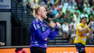 Torhüter Mikael Appelgren von den Rhein-Neckar Löwen ballt die Fäuste.