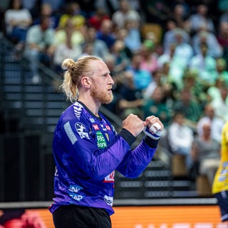 Torhüter Mikael Appelgren von den Rhein-Neckar Löwen ballt die Fäuste.