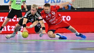 Marek Nissen (HC Erlangen) im Zweikampf mit Fabian Wiederstein (SG BBM Bietigheim)