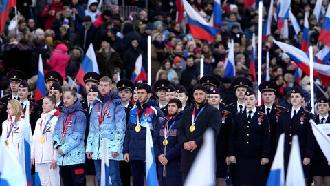 Russische Athleten mit Z auf der Brust beim Propaganda-Spektakel im Luschniki-Stadion