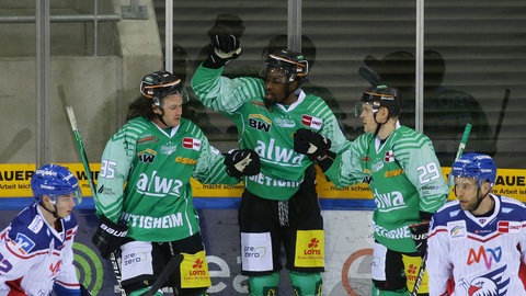 Jalen Smereck feiert seinen Treffer für die BietigheimSteelers gegen die Adler Mannheim mit Brendan Ranford (links) und Alexander Preibisch (rechts).