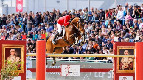 Springreiter Christian Kukuk auf Just be Gentle im Nationenpreis 2024 beim Mannheimer Maimarkt-Turnier. 