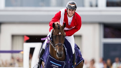 Springreiter Richard Vogel jubelt im Sattel von Hengst United Touch über seinen Europameister-Titel im Einzel.