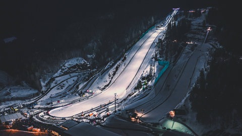 Die Skisprungschanze im norwegischen Vikersundbakken. Sprünge über 100 Meter sind die die Regel. Wie müssten neue Skisprungschanzen aussehen, damit Sprünge über 300 Meter möglich wären?
