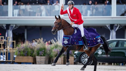Springreiter Richard Vogel jubelt auf United Touch über seinen Erfolg bei der Europameisterschaft in Spanien.