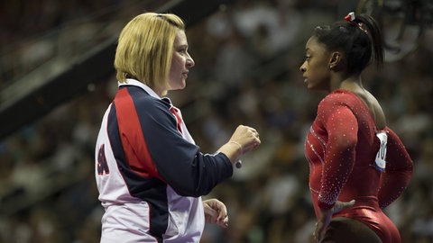 Die US-amerikanische Turn-Trainerin Aimee Boorman im Gespräch mit Turnsuperstar Simone Biles. 