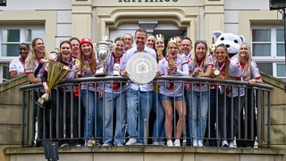 Empfang der Deutschen Meisterinnen im Handball in Ludwigsburg mit Eintrag ins Goldene Buch der Stadt