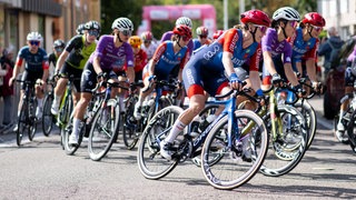 Fahrerinnen beim Women's Cycling Grand Prix 2024