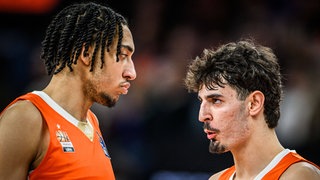 Neu Ulm, Deutschland, 22.03.25: Noa Essengue (ratiopharm ulm) und Ben Saraf (ratiopharm ulm) Schauen waehrend des Basketball Bundesliga Spiels zwischen ratiopharm ulm vs Frankfurt Skylines
