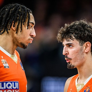 Neu Ulm, Deutschland, 22.03.25: Noa Essengue (ratiopharm ulm) und Ben Saraf (ratiopharm ulm) Schauen waehrend des Basketball Bundesliga Spiels zwischen ratiopharm ulm vs Frankfurt Skylines