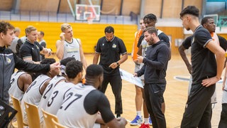 Josh King im Gespräch mit seinen Spielern