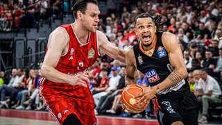 Johannes Voigtmann (FC Bayern München Basketball) und Nelson Weidemann (ratiopharm ulm) im Zweikampf