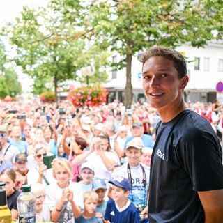 Nach seinem dritten Platz bei der Tour de France wird Florian Lipowitz in Laichingen empfangen. 