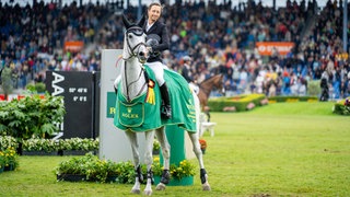 Springreiter Martin Fuchs bei der Siegerehrung vom Großen Preis von Aachen 2025.