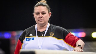 Aimee Boorman (Trainerin in Stuttgart, Ex-Trainerin von Simone Biles) prüft ein Gerät