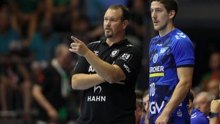 TVB Trainer Misha Kaufmann gibt Anweisungen an Ivan Snajder