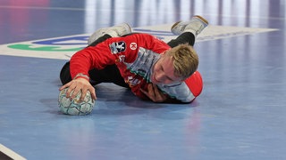 Frisch-Auf-Keeper Kristian Sæverås beim wichtigen 29:28-Sieg von Frisch Auf Göppingen beim HC Erlangen zum Helden. 
