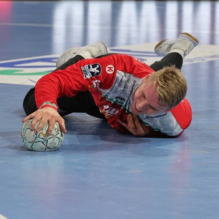 Frisch-Auf-Keeper Kristian Sæverås beim wichtigen 29:28-Sieg von Frisch Auf Göppingen beim HC Erlangen zum Helden. 