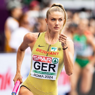 Alica Schmidt bei einem Staffelrennen über 400 Meter.