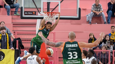 Jordan Roland von den Gladiators Trier verwandelt einen Dunking.