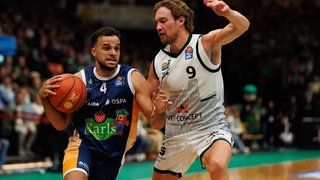 Die Trierer Basketballer, rechts Marco Hollersbacher, feierten gegen Rostock den ersten Saisonsieg.