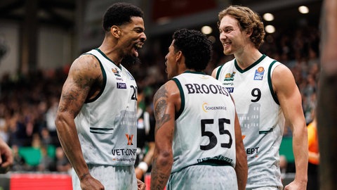 Urald King (Gladiators Trier) bejubelt mit Marco Hollersbacher (Gladiators Trier) und Eli Brooks (Gladiators Trier) den Sieg über Bamberg.